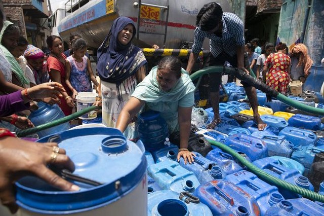 24 giờ địa ngục giữa nắng nóng kỷ lục ở Ấn Độ: Không quạt, không nước, gầm cầu biến thành lớp học và cuộc chiến sinh tồn khốc liệt - Ảnh 4.