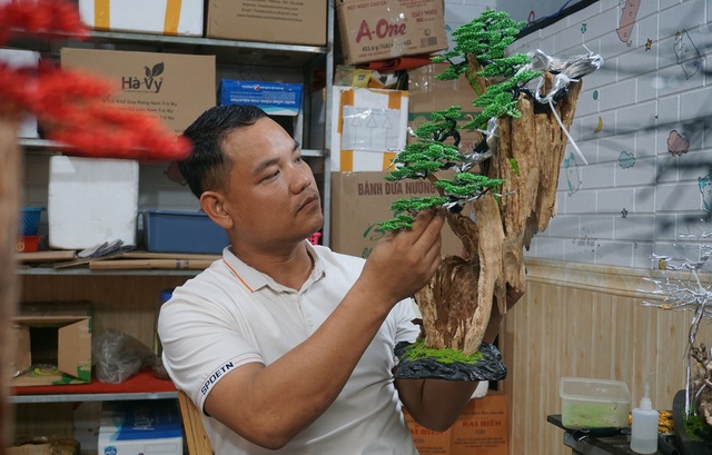 Kỹ sư bỏ việc nghìn đô, về làm bonsai bất tử bán cho đại gia: Doanh thu hơn 100 triệu đồng/ tháng - Ảnh 1.
