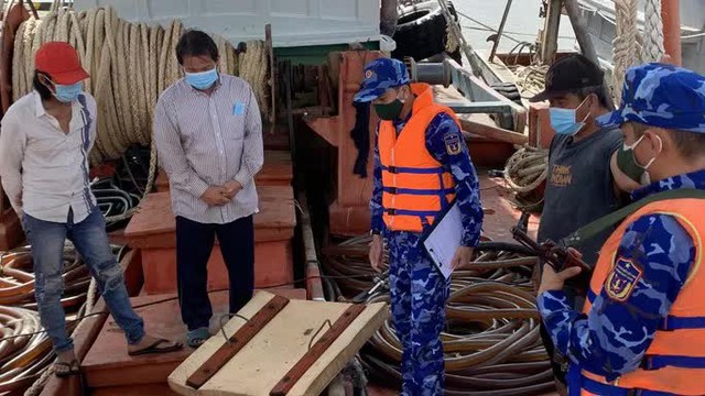 Cảnh sát biển bắt giữ 4 tàu cá vận chuyển 340.000 lít dầu DO - Ảnh 1.