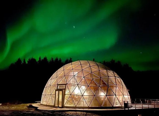 Gia đình 6 người xây nhà kính trị giá hơn 8 tỷ đồng ở vòng Bắc Cực, lựa chọn cuộc sống tự cung tự cấp, gần gũi với thiên nhiên - Ảnh 1.
