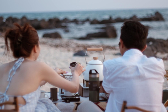 Làng chài ven biển Phú Quý - địa điểm du lịch nổi tiếng đối với giới trẻ gây bất ngờ khi trở thành không gian cầu hôn cực lãng mạn - Ảnh 10.