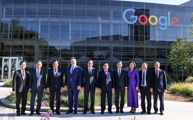 Thủ tướng chụp ảnh lưu niệm tại trụ sở của Google - Ảnh: VGP/Nhật Bắc