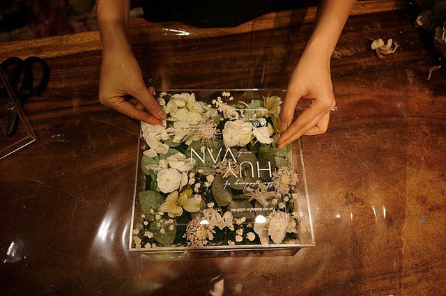 Liti Florist nói về hộp thiệp cưới hot nhất showbiz của Ngô Thanh Vân và dịch vụ thiết kế độc bản trong những đám cưới hạng sang - Ảnh 1.