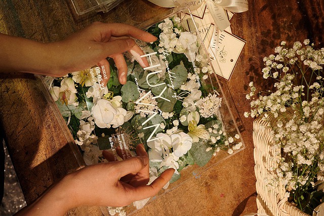 Liti Florist nói về hộp thiệp cưới hot nhất showbiz của Ngô Thanh Vân và dịch vụ thiết kế độc bản trong những đám cưới hạng sang - Ảnh 2.