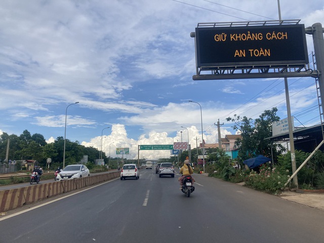  Bất ngờ hình ảnh xe cộ về TP HCM qua cửa ngõ Đồng Nai chiều 2-5  - Ảnh 4.