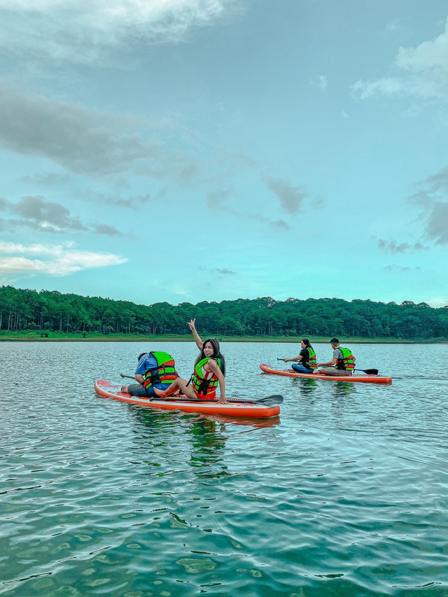 Đà Lạt nắng đẹp ngày thứ 3 nghỉ Lễ 30/4: Du khách đổ xô đi cắm trại, chèo thuyền trên hồ Tuyền Lâm - Ảnh 5.