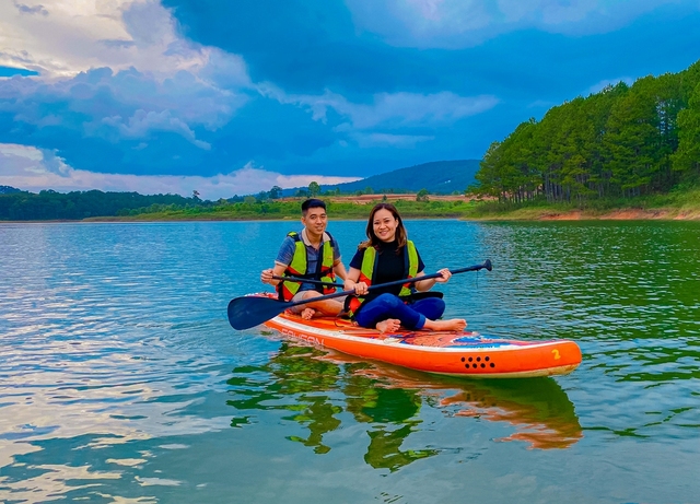 Đà Lạt nắng đẹp ngày thứ 3 nghỉ Lễ 30/4: Du khách đổ xô đi cắm trại, chèo thuyền trên hồ Tuyền Lâm - Ảnh 6.