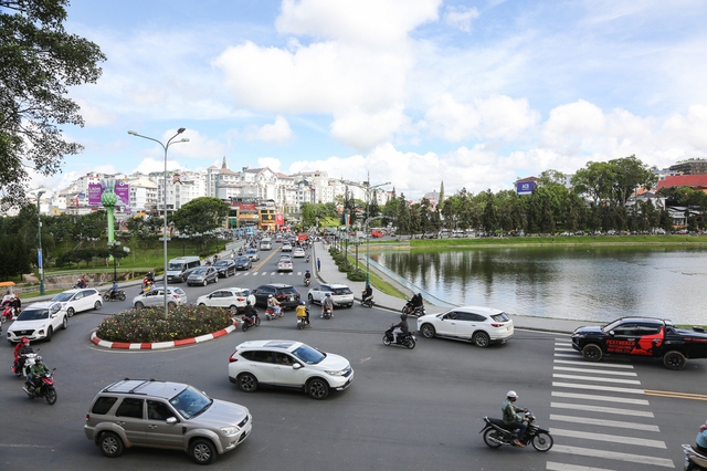 Đà Lạt nắng đẹp ngày thứ 3 nghỉ Lễ 30/4: Du khách đổ xô đi cắm trại, chèo thuyền trên hồ Tuyền Lâm - Ảnh 8.