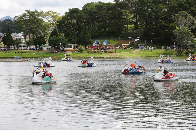 Đà Lạt nắng đẹp ngày thứ 3 nghỉ Lễ 30/4: Du khách đổ xô đi cắm trại, chèo thuyền trên hồ Tuyền Lâm - Ảnh 10.