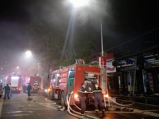 Hà Nội: Cháy lớn dãy nhà trên đường Lạc Long Quân - Ảnh 2.