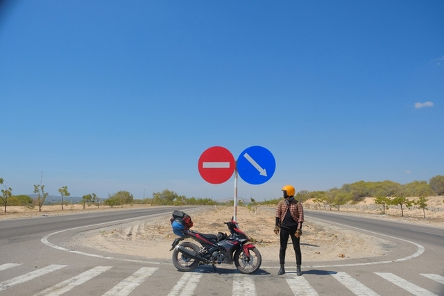 Anh chàng có bộ ảnh xuyên Việt bằng xe máy đang viral: 26 ngày rong ruổi chặng đường 4.700km!  - Ảnh 2.