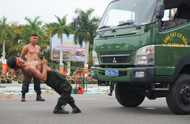  Ảnh: Mãn nhãn màn thi tài võ thuật mình đồng da sắt của các chiến sỹ công an miền Trung - Ảnh 7.