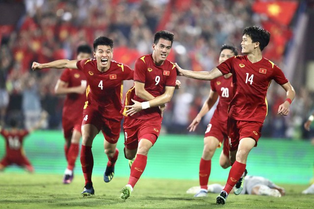 “Cháy” tour ra Hà Nội xem chung kết bóng đá nam SEA Games 31  - Ảnh 1.