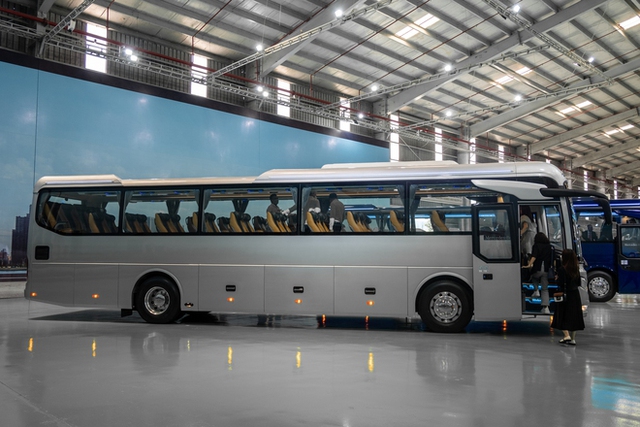 THACO ra mắt xe buýt Mercedes-Benz tại Việt Nam: 2 phiên bản, nhiều tiện nghi, bản cao nhất có hẳn nhà vệ sinh - Ảnh 3.