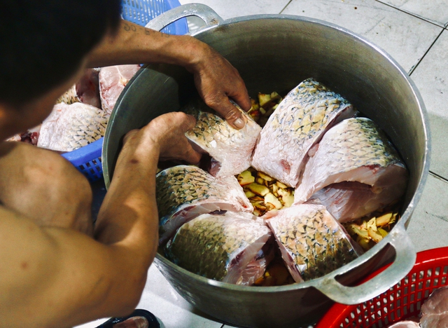 Quán cá kho nức tiếng phố cổ bán 200kg mỗi ngày, giáp Tết mỗi ngày hết veo cả tấn - Ảnh 4.