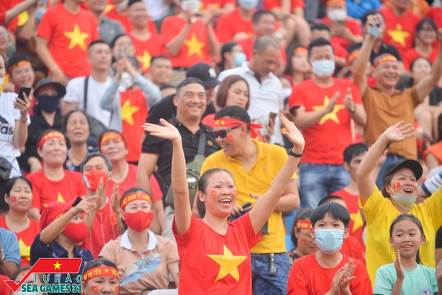 CĐV phủ đỏ SVĐ Cẩm Phả tiếp lửa cho tuyển nữ Việt Nam, 1 chung cư ở Hà Nội thuê màn hình khủng để người dân cùng theo dõi - Ảnh 10.