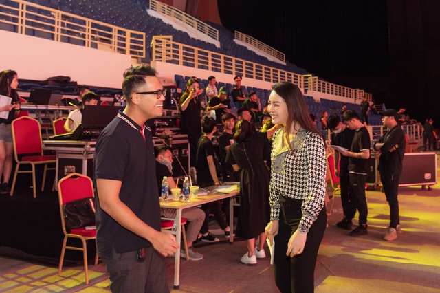 Á hậu Thuỵ Vân để mặt mộc, cùng MC Đức Bảo “trắng đêm” tổng duyệt bế mạc SEA Games 31, hứa hẹn nhiều bất ngờ thú vị - Ảnh 5.