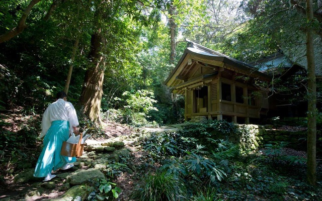 Hòn đảo thiêng ở Nhật Bản có 1 cư dân sinh sống, chỉ nam giới được đến thăm và phải tắm trần trước khi lên bờ - Ảnh 2.