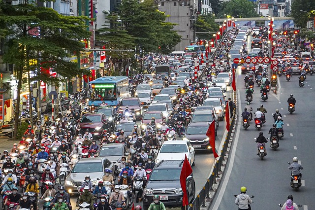  Hà Nội: Một thập kỷ hoàn thành 12 cây cầu vượt nhẹ trị giá hơn 3.000 tỷ đồng - Ảnh 1.