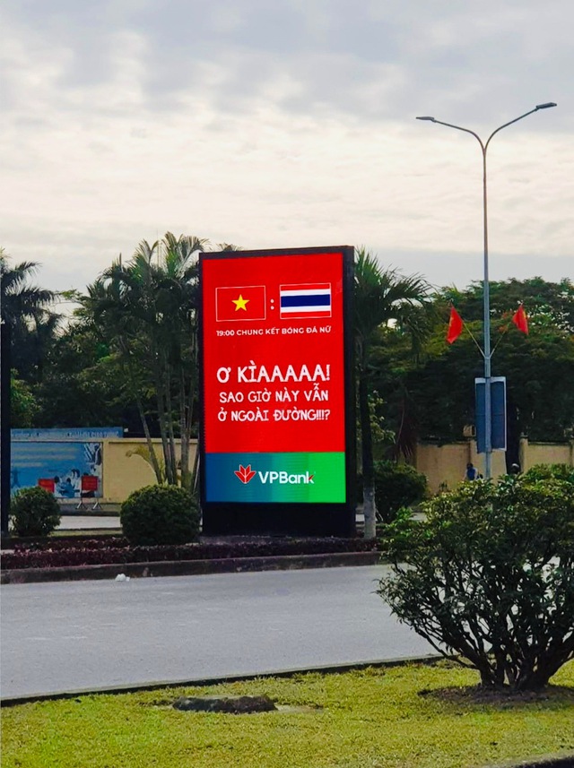 Chùm biển quảng cáo cực ấn tượng cổ vũ chiến thắng của bóng đá Việt Nam - Ảnh 1.
