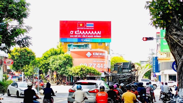Chùm biển quảng cáo cực ấn tượng cổ vũ chiến thắng của bóng đá Việt Nam - Ảnh 2.