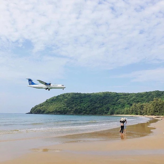 Khung cảnh nhộn nhịp ở bãi biển check-in với máy bay đẹp nhất Việt Nam, du khách ai cũng háo hức chụp hình - Ảnh 4.