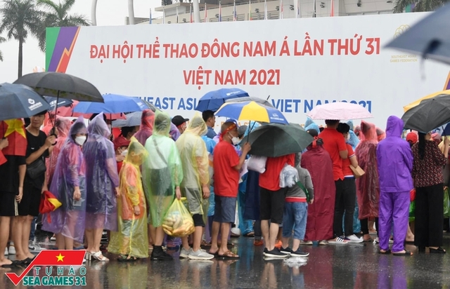  Ảnh, clip: Hàng vạn CĐV đội mưa xếp hàng vào sân Mỹ Đình, tiếp lửa cho U23 Việt Nam - Ảnh 4.