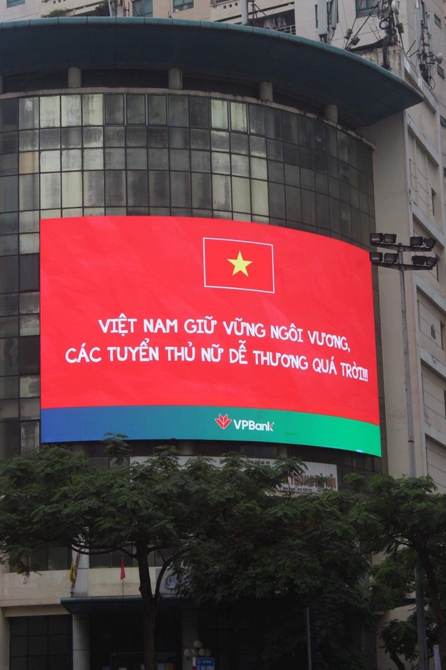 Chùm biển quảng cáo cực ấn tượng cổ vũ chiến thắng của bóng đá Việt Nam - Ảnh 3.