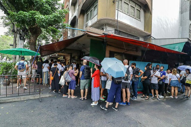 Món vỉa hè gây sốt ở Thái Lan: Bỏ tiền triệu để ăn mà vẫn phải đặt chỗ, đứng chờ 6 tiếng - Ảnh 5.