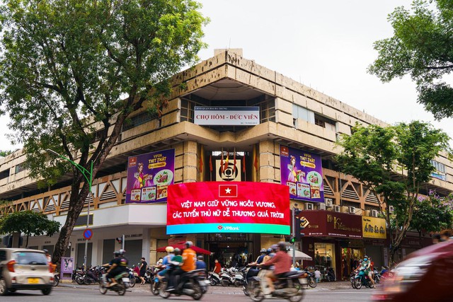 Chùm biển quảng cáo cực ấn tượng cổ vũ chiến thắng của bóng đá Việt Nam - Ảnh 4.
