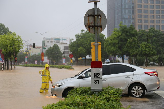  Nhiều khu vực ở Vĩnh Phúc ngập sâu sau trận mưa lớn, công an căng mình đẩy ô tô khỏi biển nước  - Ảnh 1.