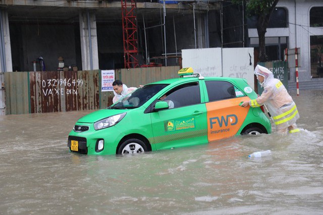  Nhiều khu vực ở Vĩnh Phúc ngập sâu sau trận mưa lớn, công an căng mình đẩy ô tô khỏi biển nước  - Ảnh 2.