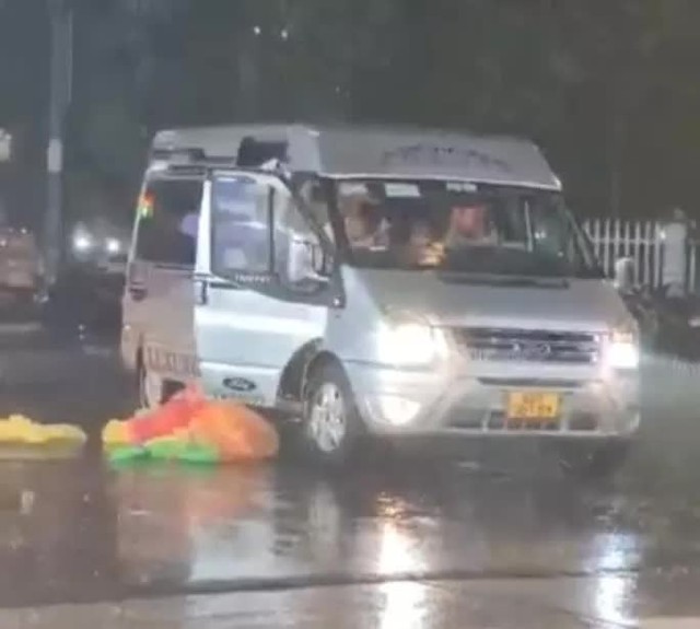  UBND, công an nói gì về clip vứt áo mưa giữa đường gây xôn xao dư luận ở Phú Quốc?  - Ảnh 2.