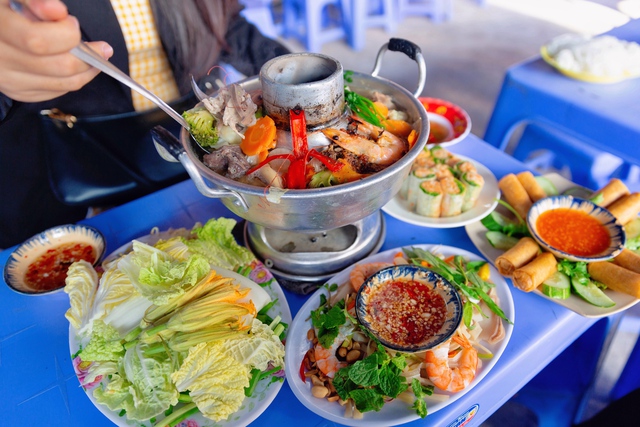 Lẩu cù lao - món đặc sản trong các tiệc cưới của người miền Tây giúp một quán ăn tại Sài Gòn hút hàng trăm lượt khách tìm tới mỗi ngày! - Ảnh 17.