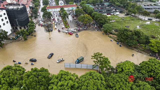 Đại lộ Thăng Long ngập như sông, học sinh chờ cả tiếng trên ô tô chết máy giữa đường - Ảnh 19.
