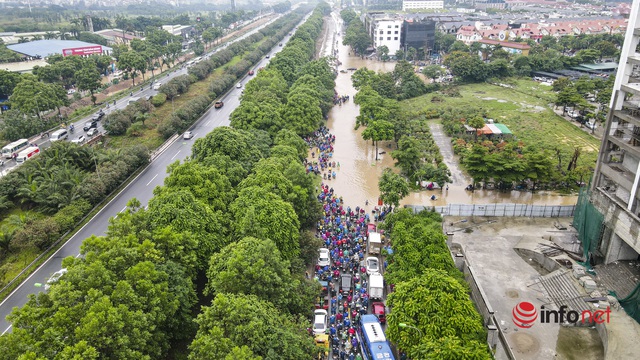 Đại lộ Thăng Long ngập như sông, học sinh chờ cả tiếng trên ô tô chết máy giữa đường - Ảnh 20.