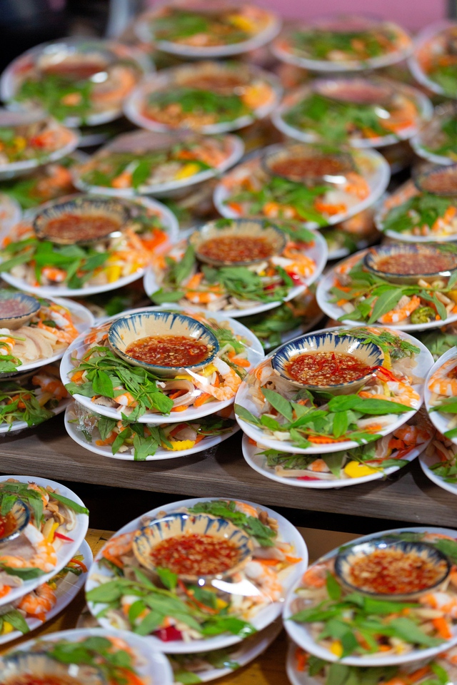 Lẩu cù lao - món đặc sản trong các tiệc cưới của người miền Tây giúp một quán ăn tại Sài Gòn hút hàng trăm lượt khách tìm tới mỗi ngày! - Ảnh 3.