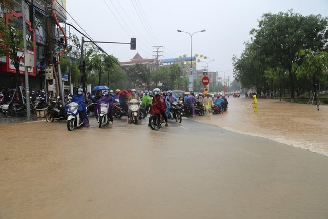  Nhiều khu vực ở Vĩnh Phúc ngập sâu sau trận mưa lớn, công an căng mình đẩy ô tô khỏi biển nước  - Ảnh 3.