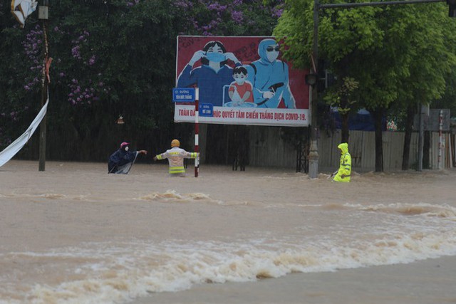  Nhiều khu vực ở Vĩnh Phúc ngập sâu sau trận mưa lớn, công an căng mình đẩy ô tô khỏi biển nước  - Ảnh 4.