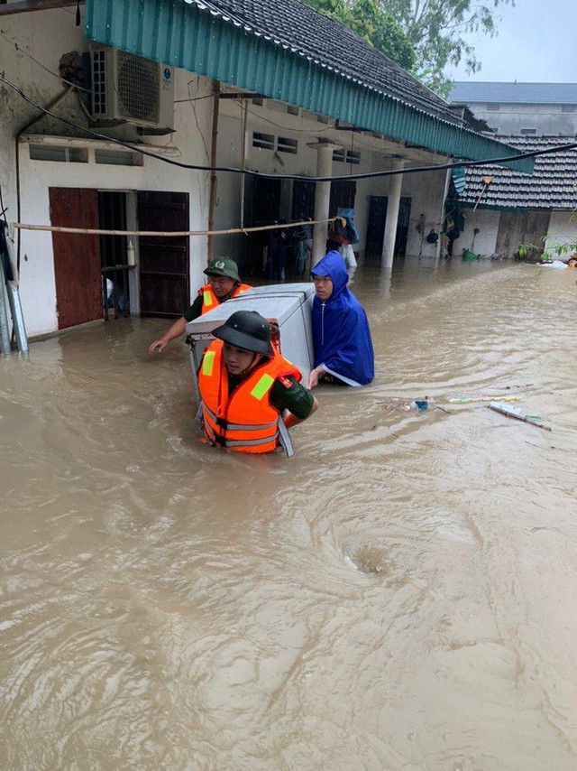  Nhiều khu vực ở Vĩnh Phúc ngập sâu sau trận mưa lớn, công an căng mình đẩy ô tô khỏi biển nước  - Ảnh 5.