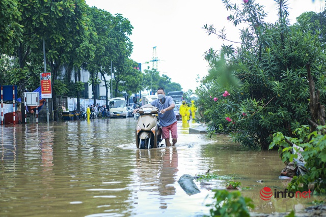 Đại lộ Thăng Long ngập như sông, học sinh chờ cả tiếng trên ô tô chết máy giữa đường - Ảnh 7.