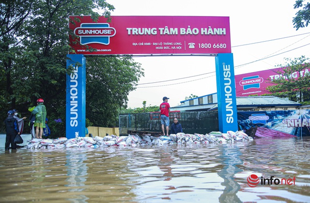 Đại lộ Thăng Long ngập như sông, học sinh chờ cả tiếng trên ô tô chết máy giữa đường - Ảnh 8.