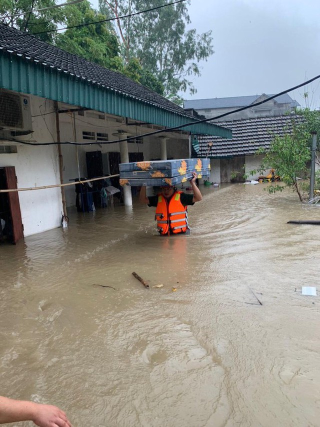  Nhiều khu vực ở Vĩnh Phúc ngập sâu sau trận mưa lớn, công an căng mình đẩy ô tô khỏi biển nước  - Ảnh 10.