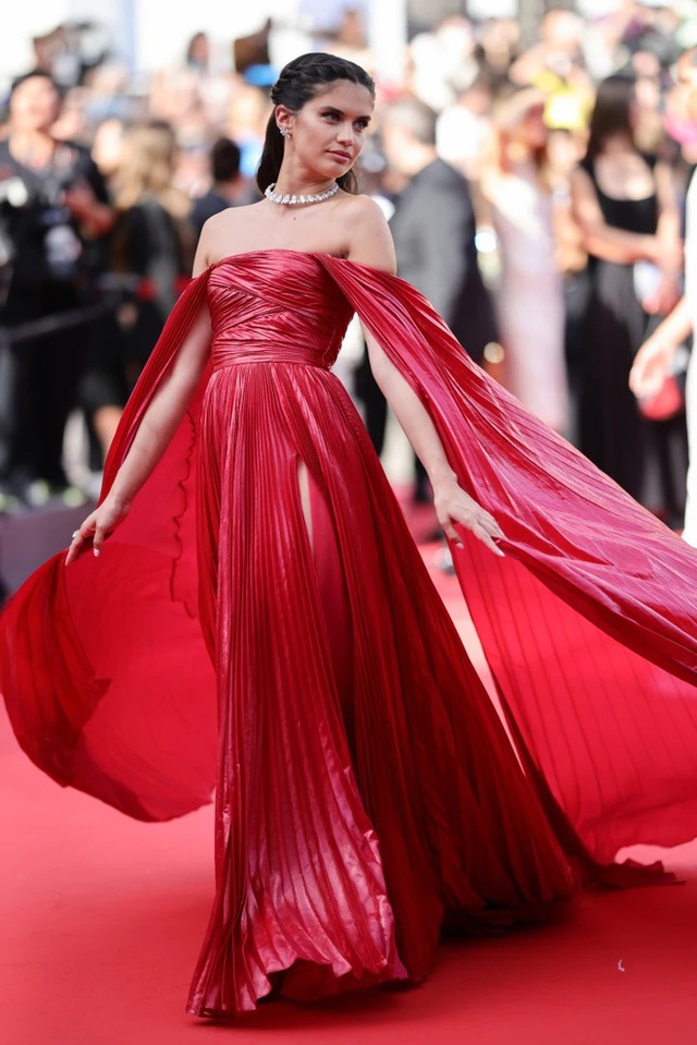 Siêu thảm đỏ Cannes 2022: Naomi Campbell lộng lẫy tựa nữ hoàng, Kristen Stewart và Thang Duy đẹp hoàn mỹ vẫn chịu cảnh lép vế - Ảnh 23.