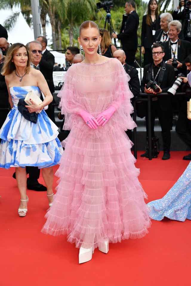 Siêu thảm đỏ Cannes 2022: Naomi Campbell lộng lẫy tựa nữ hoàng, Kristen Stewart và Thang Duy đẹp hoàn mỹ vẫn chịu cảnh lép vế - Ảnh 26.
