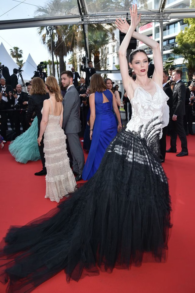 Siêu thảm đỏ Cannes 2022: Naomi Campbell lộng lẫy tựa nữ hoàng, Kristen Stewart và Thang Duy đẹp hoàn mỹ vẫn chịu cảnh lép vế - Ảnh 28.