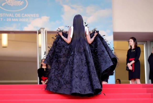 Siêu thảm đỏ Cannes 2022: Naomi Campbell lộng lẫy tựa nữ hoàng, Kristen Stewart và Thang Duy đẹp hoàn mỹ vẫn chịu cảnh lép vế - Ảnh 4.
