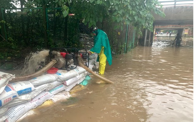 Hầm chui Đại lộ Thăng Long vẫn còn ngập nước