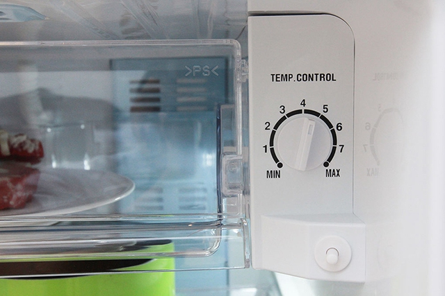 Tủ lạnh có 7 thang đo đừng điều chỉnh nó một cách bừa bãi, không những khiến máy chạy quá công suất, hỏng nhanh chóng mà tiền điện còn leo cao chóng mặt - Ảnh 1.