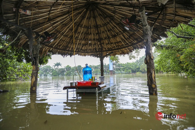 Nước sông lên cao, hàng chục nhà dân ngoại ô Hà Nội chìm trong biển nước - Ảnh 13.